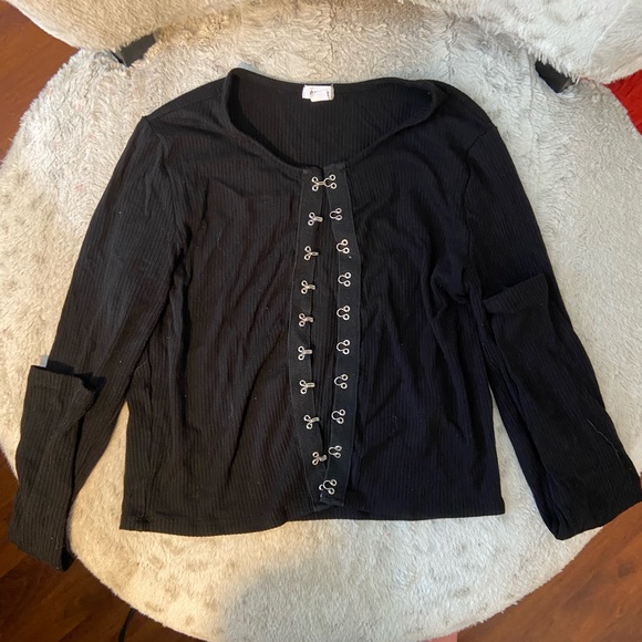 long sleeve black clasp up top - Picture 1 of 3